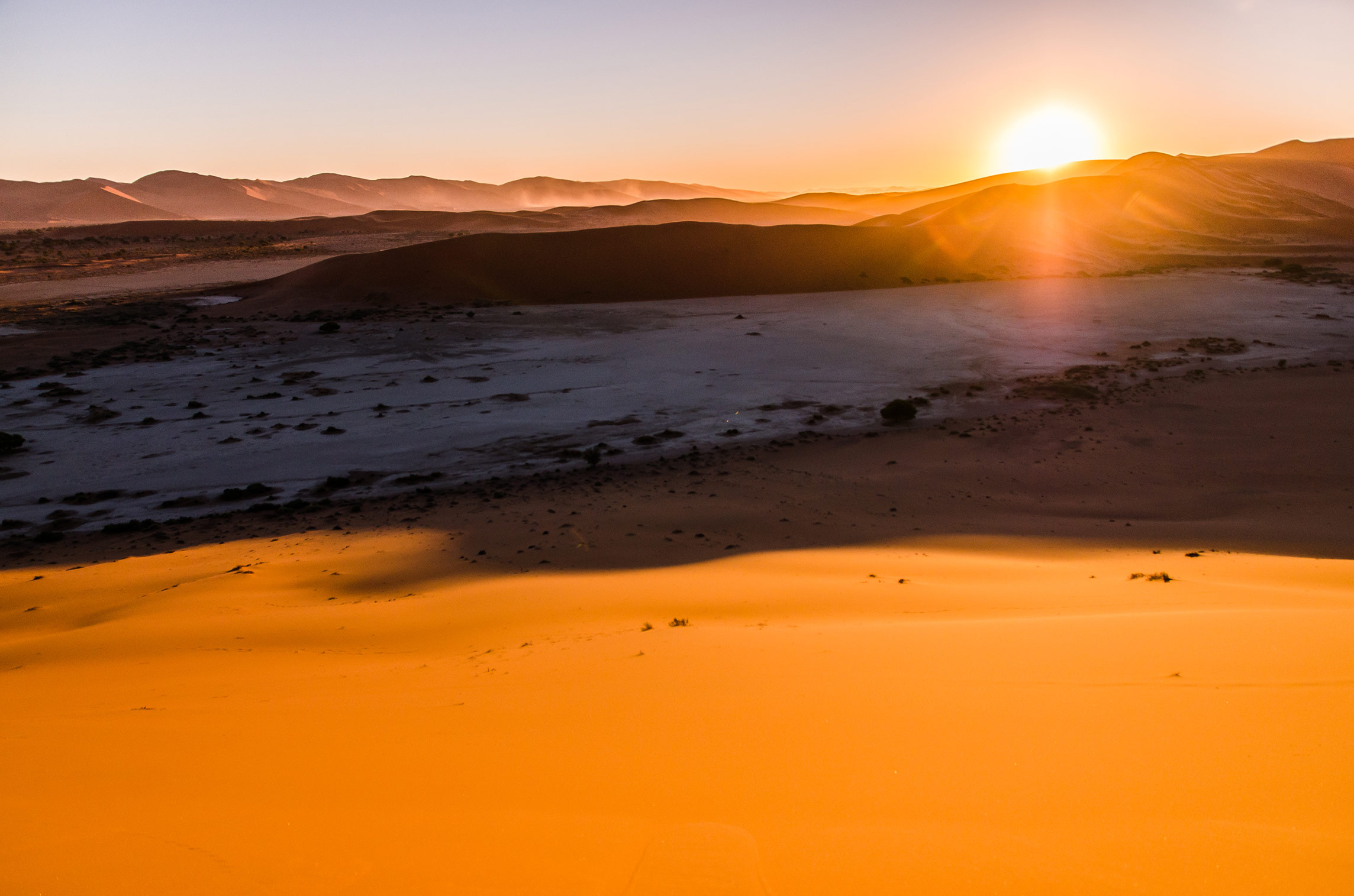 Sonnenaufgang in der Namib Wüste
